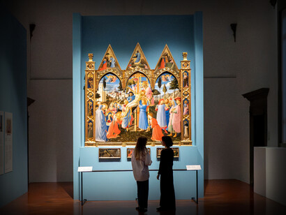 Visitatori in ammirazione delle opere del Beato Angelico a Palazzo Strozzi. © Ela Bialkowska, OKNO Studio