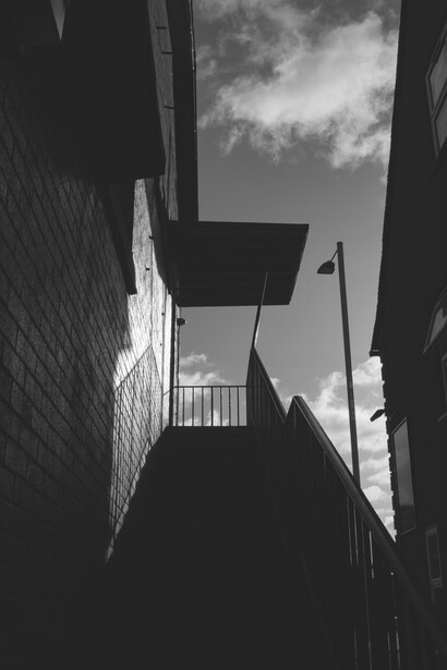 A batalha silenciosa de pensamentos e vozes internas que transformam a experiência de andar pela cidade