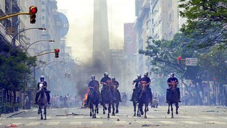 Policía se enfrente a las protestas durante la crisis económica y social del 'corralito' en Buenos Aires, Argentina