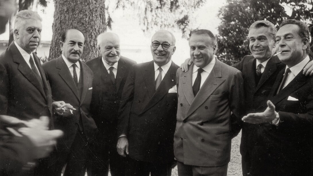 Arnoldo Mondadori in occasione del cinquantesimo anniversario di matrimonio. Da sinistra: i poeti italiani Eugenio Montale, Salvatore Quasimodo e Giuseppe Ungaretti, il festeggiato (al centro), lo scultore Francesco Messina, il giornalista e scrittore Arturo Tofanelli e il pittore Renato Guttuso, 1963