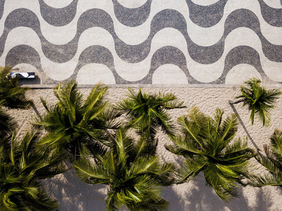 A relação entre a bossa nova de Garota de Ipanema e o funk de Anitta em Girl From Rio, um retrato da desigualdade. Foto de Donatas Dabravolskas