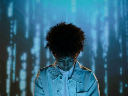 É difícil prever com precisão o que acontecerá com as próximas gerações, mas podemos observar algumas tendências que já estão se desenhando. Se não houver um esforço coletivo para reverter esse ciclo de imediatismo e superficialidade, podemos estar em uma fase de transição para uma sociedade altamente automatizada, mas também desumanizada. Contudo, a história já demonstrou que momentos de crise também podem ser pontos de virada, onde surgem novos movimentos, novas formas de pensamento e novas maneiras de engajamento. A tecnologia pode ser uma ferramenta poderosa, mas depende de como a utilizamos para moldar nossa vida e o futuro