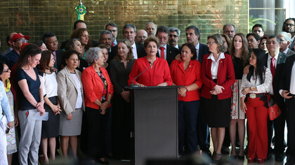 Após o impeachment, a ex-presidenta Dilma Rousseff faz pronunciamento no Palácio da Alvorada. Para entender a Direita brasileira, temos de voltar ao surgimento de tudo. Esse campo político nasceu em 2016 com impeachmeant da senhora presidente Dilma Vana Rousseff. Havia um desgaste de toda a agenda da esquerda brasileira na época e um questionamento sério ligado ao sistema político e os casos e casinhos de corrupção daquela época