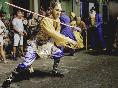 El escobero, otro de los personajes típicos del carnaval uruguayo, originalmente guiaba a los tambores durante el desfile; hoy, sin embargo, baila con una pequeña escoba