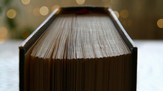 Legature, libro antico. A Roma le legature sono numerose e lussuose, soprattutto negli esemplari di dedica a pontefici e cardinali, con partizioni geometriche, impronte di gemme, medaglie e simboli sacri