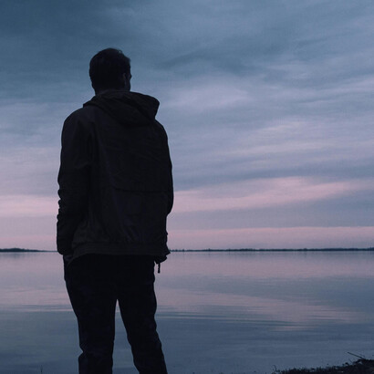 En un mundo sin un sentido inherente, el individuo debe enfrentar la libertad de crear su propio significado