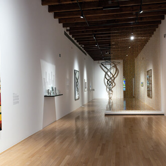 Varios artistas, El hilo conductor, vista de exhibición. Cortesía del Museo Amparo