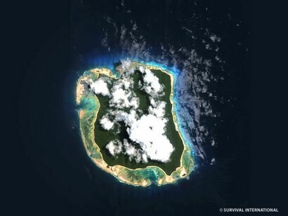 Isola di Nord Sentinel, nell'Oceano Indiano. Si pensa che gli antenati della tribù dei Sentinelesi abbiano partecipato alle prime migrazioni umane effettuate con successo dall'Africa. [Link Sentinelesi e popoli andamane: [www.survival.it/popoli/jarawa](http://www.survival.it/popoli/jarawa)] Fotografia © Survival International