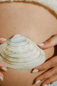 Genitora simboliza o som das ondas do mar em sua barriga que carrega um bebê