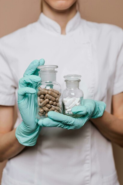 Profesional de la salud mostrando unas medicinas. El cambio climático desafía las estrategias tradicionales de salud pública