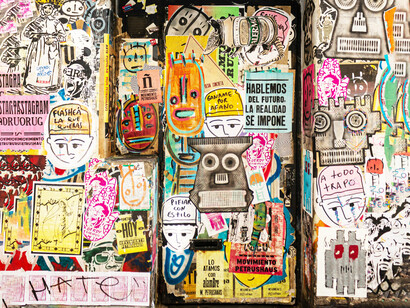 Es fundamental que los ciudadanos cuestionen sus propias creencias políticas y estén dispuestos a confrontar datos y evidencias, incluso cuando contradigan sus ideas previas