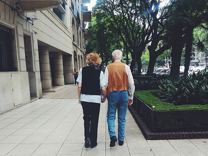 Una pareja de paseo por Palermo, Ciudad Autónoma de Buenos Aires, Argentina