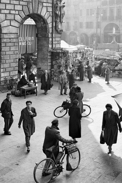 Elio Ciol, Andando in piazza, Padova (dettaglio), 1954. Per gentile concessione del Museo Diocesano © Elio Ciol