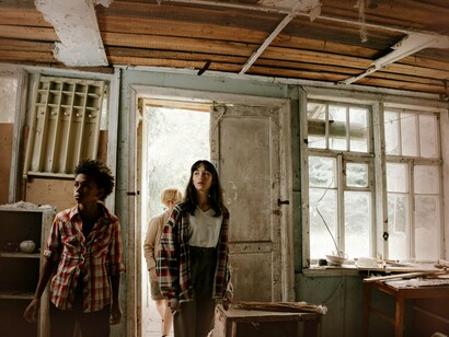 Crianças exploram casa desconhecida. Há também as pequenas migrações e partidas metafóricas da vida cotidiana, mesmo quando ela não é marcada por eventos extremos. Nesse sentido, sempre partimos