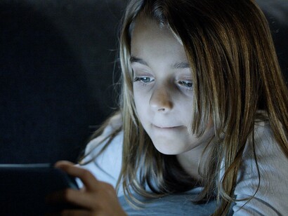 Um dos casos centrais apresentados é o de Janae. A adolescente encontrou no Roblox um espaço de acolhimento onde podia simular experiências sociais e interações que não conseguia realizar no mundo offline. O filme explica que o Roblox funciona como um ecossistema de jogos sociais que permite aos usuários criar seus próprios mundos e avatares, facilitando uma imersão que pode confundir as fronteiras entre a fantasia e a realidade