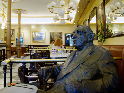 Estatua de Gonzalo Torrente Ballester en el Café Novelty de Salamanca