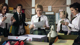 Fotograma de la serie de televisión irlandesa «Derry Girls»
