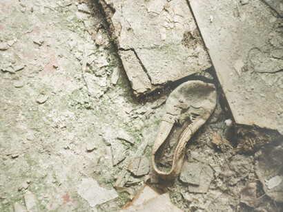 Zapato entre los innumerables escombros en el pueblo de Chernóbil ubicado al norte de Ucrania