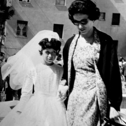 Dall'archivio fotografico di famiglia dell'autrice, Cesareo Raffaella. Foto della nonna con abito e capottino con risvolto dello stesso tessuto dell'abito con nipotina. 
Tutto confezionato dalla nonna. Anno 1958