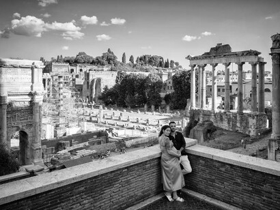 Capturing a loving moment at the Roman Forums in Rome