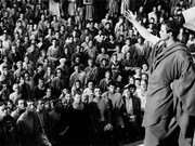 Marlon Brando como Marco Antônio no filme "Júlio César", de 1953. Depois do assassinato de César (44 a.C.), Brutus, contrariando Cássio e Cícero, concordou que César deveria ter as exéquias tradicionais, com o habitual elogio fúnebre feito por Marco António