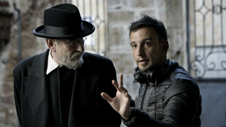 El actor Karra Elejalde y Alejandro Amenábar durante el rodaje de la película «Mientras dure la
guerra», la más nominada de los Premios Goya 2020. Foto Teresa Isasi