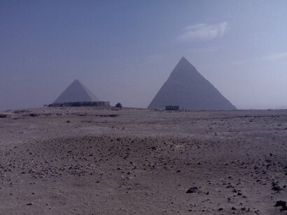 La Piramide di Khafra (la più grande nell’immagine) e la Piramide di Khufu. Si deve notare che il livello della cosiddetta “camera del Re”, dove si trovano i massi strutturali in granito più grandi dell’edificio, si trova perfettamente allineata altimetricamente al “Terzo livello”. Questo fatto conferma quasi con certezza, l’idea che gli Egizi Antichi, per sistemare i giganteschi massi della camera, non hanno mai sollevato nulla.