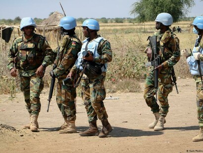 Soldats de la MINUSMA (Mission multidimensionnelle intégrée des Nations unies pour la stabilisation au Mali) en patrouille