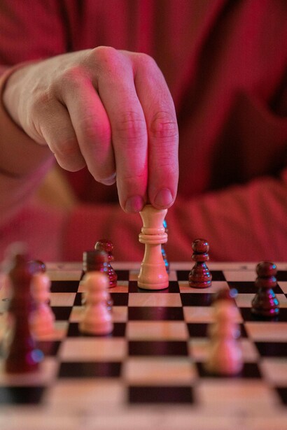 El gobierno de Milei implementó un ajuste histórico, reduciendo el gasto público en un 30% real y promoviendo la desregulación económica