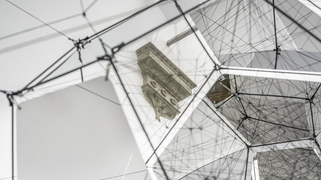 Tomás Saraceno (Argentina, 1973) Connectome, 2020 (dettaglio)
Atmosfera  costellata  di  complessi  sistemi  geometrici  che  formano  delle 
nuvole.  Strutture  irregolari  che  ricordano  le  forme  poliedriche  di  Weaire‐
Phelan di schiuma e bolle di sapone, le cui forme straordinarie rappresentano 
un  invito  a  impegnarsi  partendo  da  direzioni  diverse,  mentre  superfici  a 
specchio riflettono i raggi del sole in un gioco di luci e ombre. 
Courtesy  the  artist;  Andersen’s,  Copenhagen;  Ruth  Benzacar,  Buenos  Aires; 
Tanya Bonakdar Gallery, New York/Los Angeles; Pinksummer Contemporary 
Art, Genova; Esther Schipper, Berlin 
© Photography by Ela Bialkowska, OKNO Studio 