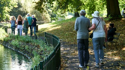 Anziani passeggiano nel parco