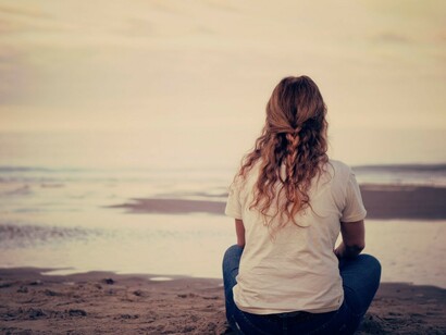 Una joven a la orilla del mar