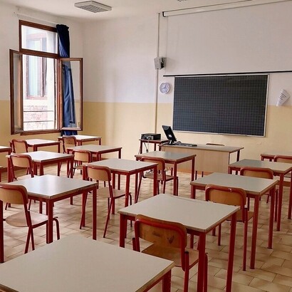 Il populismo mediatico sostituisce la complessità dell’analisi con l’emozione condivisa, trasformando la scuola in uno spettacolo rassicurante
