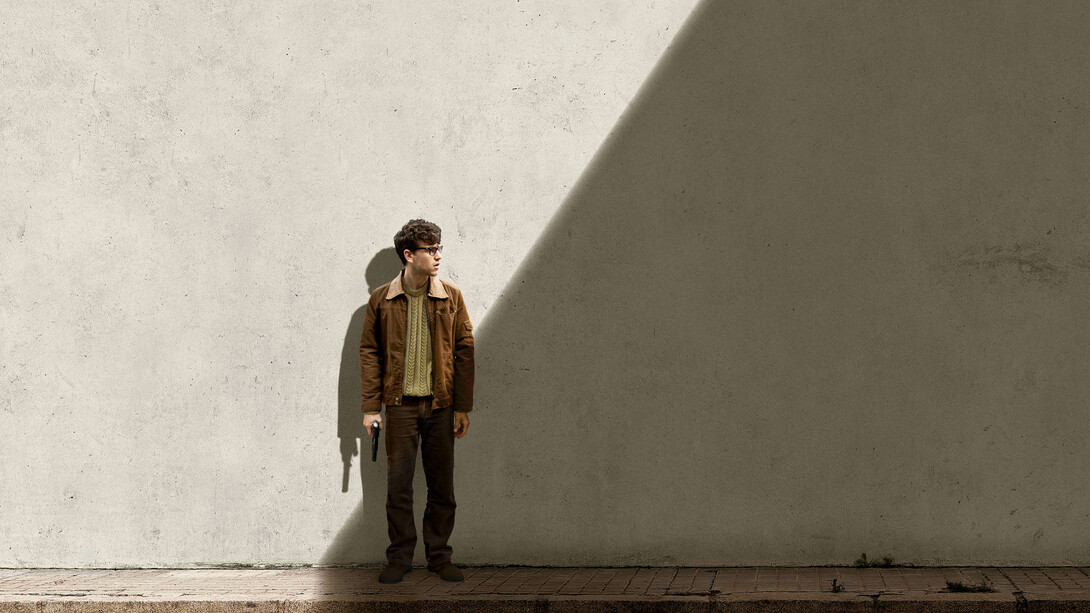 El actor Àlex Monner (Txabi Etxebarrieta) en uno de los carteles promocionales de «La línea invisible» (2020, Mariano Barroso)
