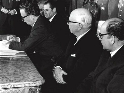 Salvador Allende firma el decreto promulgatorio de la reforma constitucional que da inicio a la nacionalización del cobre, 15 de julio de 1971