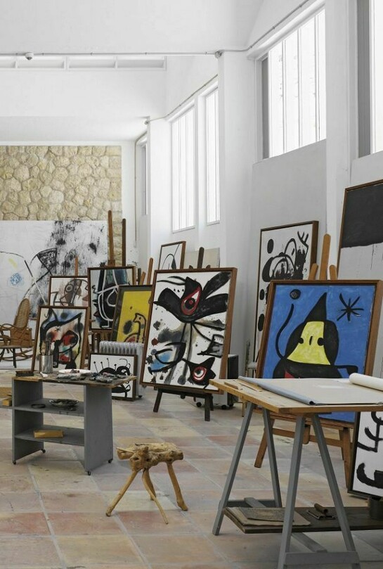 Foto dell’interno dell’atelier di Mirò © Joan Ramón Bonet & David Bonet / Cortesía Archivo Fundació Pilar i Joan Miró a Mallorca. Foto di Joan Ramón Bonet  