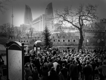 Concentración de personas cerca de las Flame Towers, los tres rascacielos más altos de Bakú