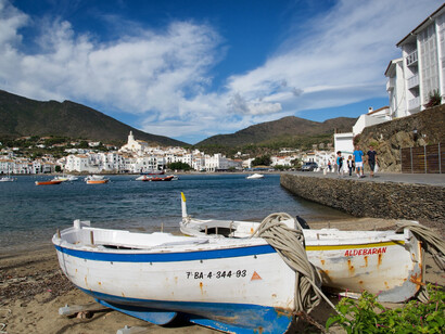 Barcas de pescadores con el casco antiguo de Cadaqués al fondo