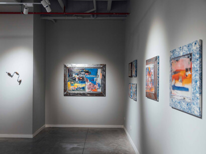 Charlie Mai, Camino implacable, vista de exhibición. Cortesía de la Galería Policroma