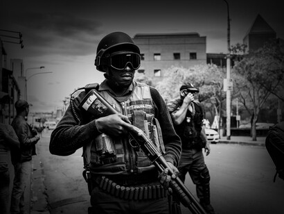 Policía estadounidense con un rifle antidisturbios