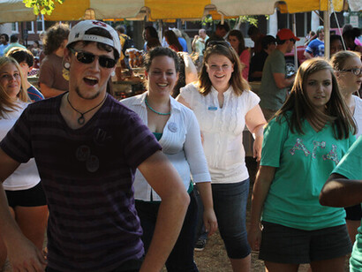 Al salir las niñas del colegio las esperé en la puerta como he hecho varios años, pues hoy es el primer día del nuevo curso. Bailando en el patio de la escuela