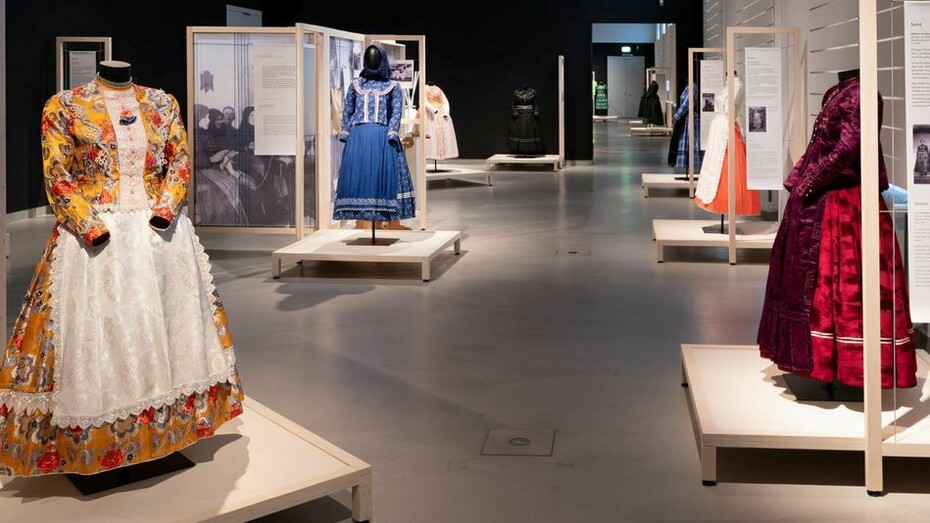Heavy fabric. Women, traditional costume, life stories, exhibition view. Courtesy of Museum Europäischer Kulturen