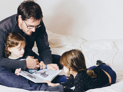 El 90% de las personas encuestadas coinciden en que es mucho más normal hoy que los hombres realicen trabajo de cuidado que en la generación de sus propios padres. Informe "Situación de los padres en el mundo en 2026: al límite de sus fuerzas"