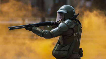 Oficiales de Carabineros reprimieron las protestas disparando munición altamente lesiva, de amplia dispersión y contraria al estándar internacional sobre uso de la fuerza (AI)