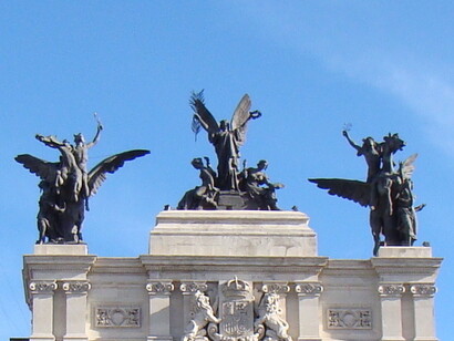 Elementos masónicos en edificios históricos: tres figuras alegóricas sobre tres pegasos en el Ministerio de Agricultura español, construido por el masón Velázquez Bosco