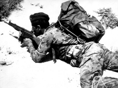 Tristes hombres.  
Sino mueren de amores  
Tristes, tristes… 1980-1988. Soldados iraníes en la guerra entre Irán e Irak