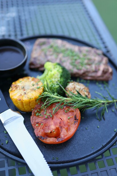 Plato de comida con carne, verduras y acompañamiento. Actualmente, se estima que 4.5 millones de adultos argentinos omiten cada día alguna comida