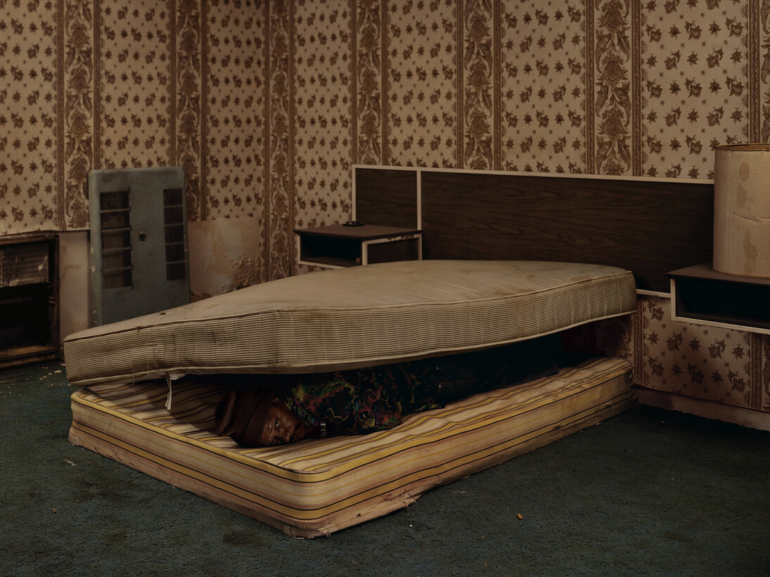 Taryn Simon, Larry Mayes, Scene of arrest, The Royal Inn, Gary, Indiana, Police found Mayes hiding beneath a mattress in this room, Served 18.5 years of an 80-year sentence for Rape, Robbery and Unlawful Deviate Conduct, The Innocents, 2002, Archival inkjet print / 121,9 x 157,5 cm, Courtesy of the artist © 2014 Taryn Simon