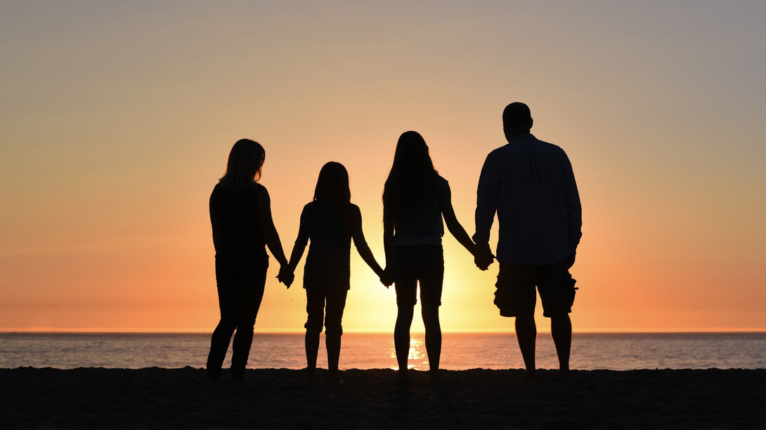 Familia observa una puesta de sol
