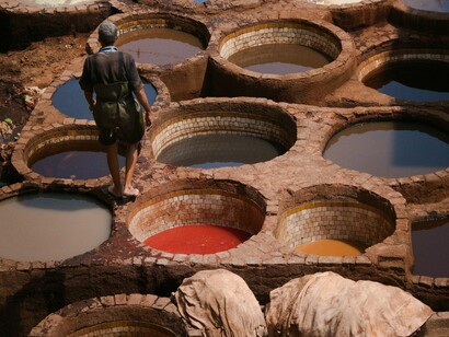Tingimento de couro em Fez, Marrocos. Esta nação contribuiu com muito mais coisas maravilhosas para o mundo, coisas que você nem imagina. Até aquela famosa erva cultuada pelos amantes do reggae: a que é produzida aqui no Marrocos é a melhor do mundo